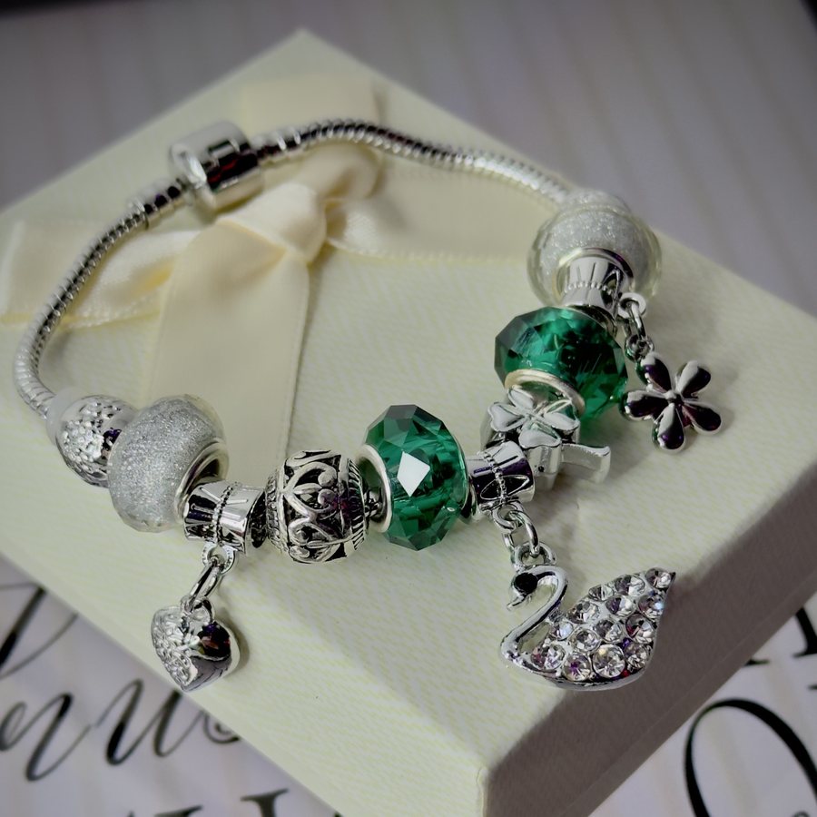 Pulsera Cisne: cristal verde, un cisne brillante y trébol de la suerte