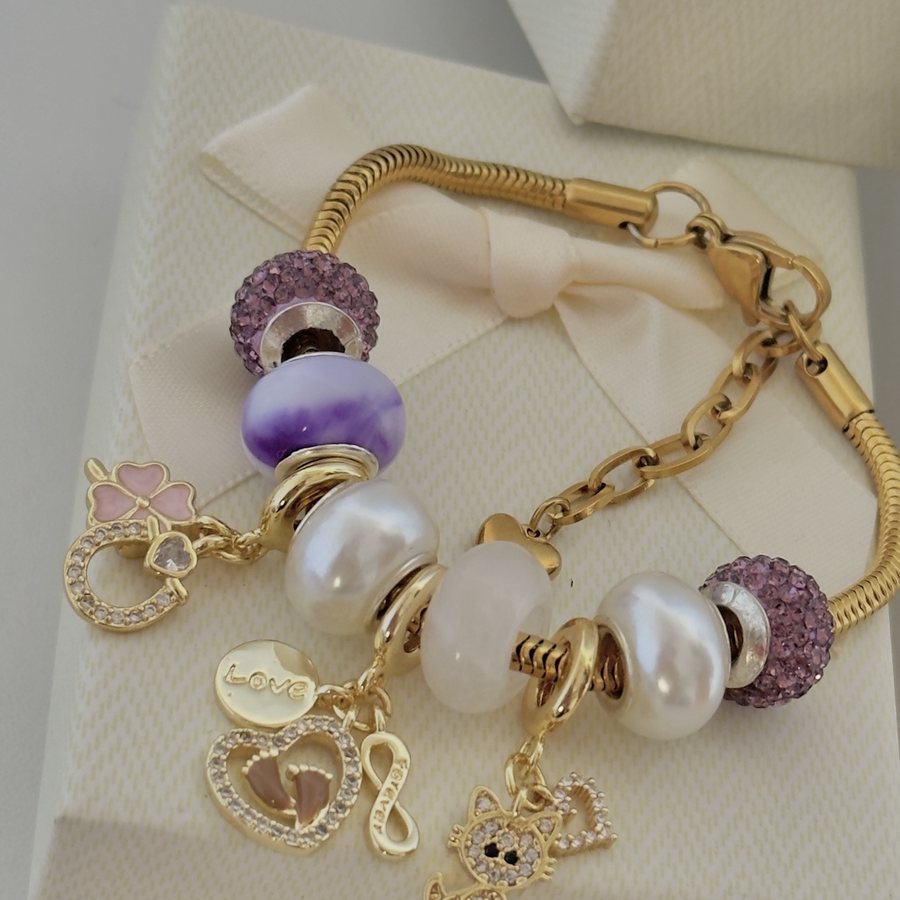 Pulsera Lila Encanto: perlas, cuarzo y charms de trébol, infinito y gatito