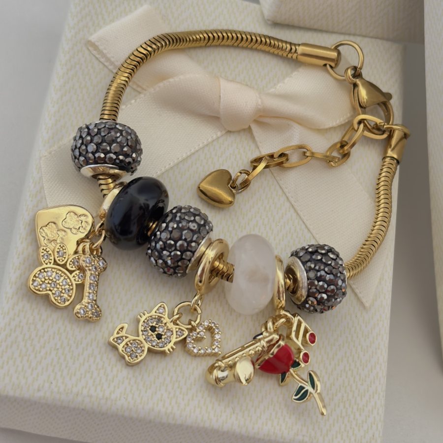 Pulsera Melodía Noir: cristal humo, saxofón, rosa roja y mascotas