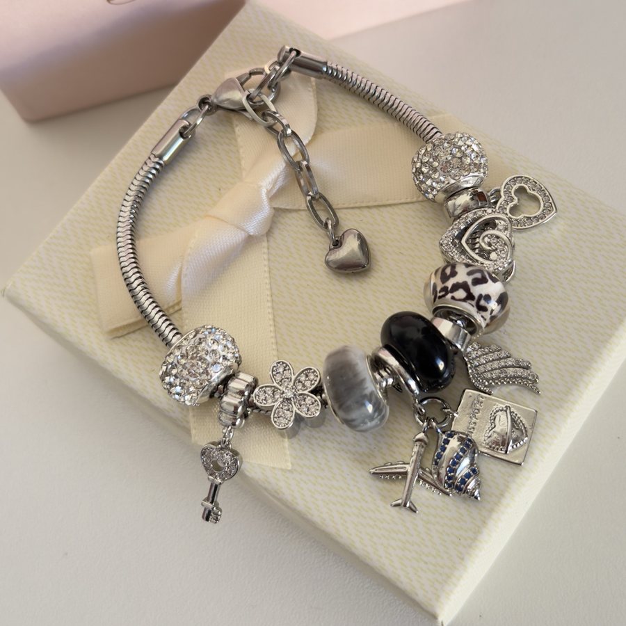 Pulsera Noche Plata: negro, animal print y charms de viaje